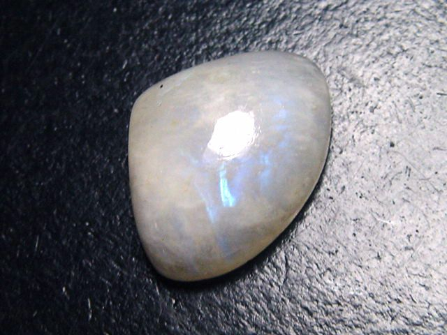 Rainbow moonstone 18,82 Ct. cabochon