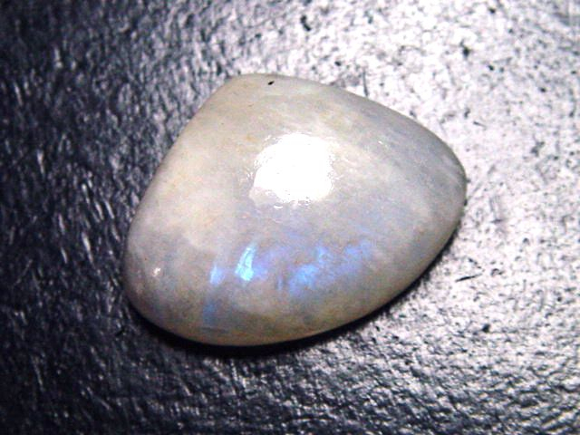 Rainbow moonstone 18,82 Ct. cabochon