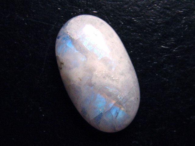 Rainbow moonstone 16,46 Ct. cabochon
