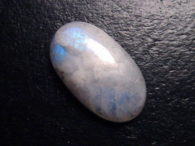 Rainbow moonstone 16,46 Ct. cabochon