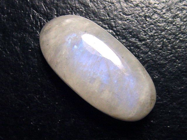 Regenbogenmondstein 18,40 Ct. Oval Cabochon 24 x 11 mm