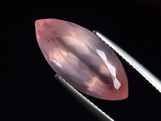 Rosenquarz 8,34 Ct. Spitzenfarbe 20 x 9 mm Navette