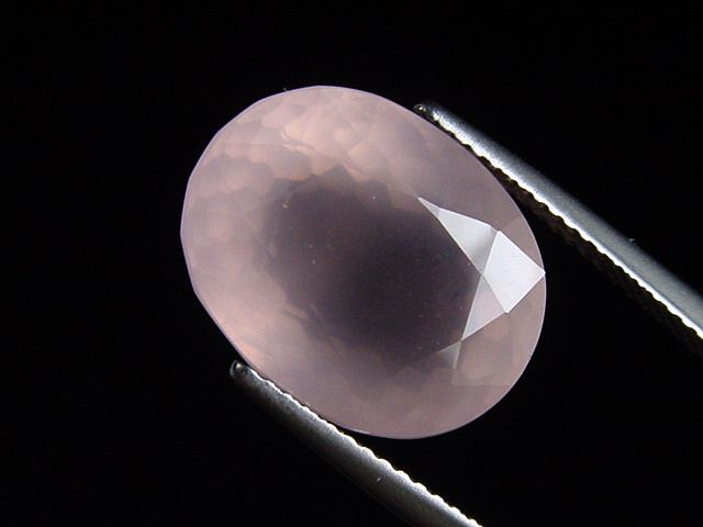 Rose Quartz 10,76 Ct. bright pink oval