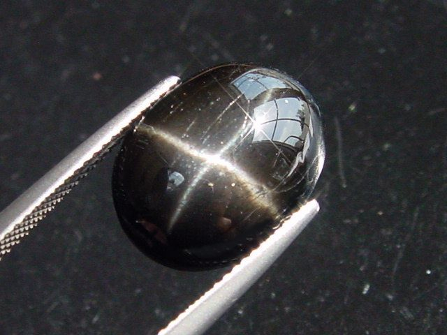 Sterndiopsid / Stern Diopsid 12,94 Ct. feiner Stern Oval Cabochon