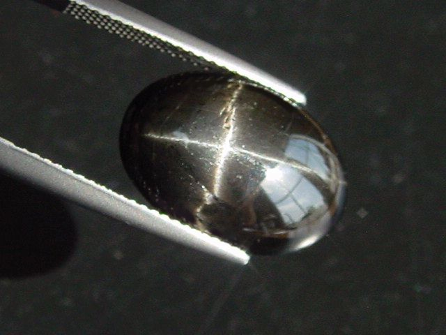 Sterndiopsid / Stern Diopsid 10,56 Ct. feiner Stern Oval Cabochon