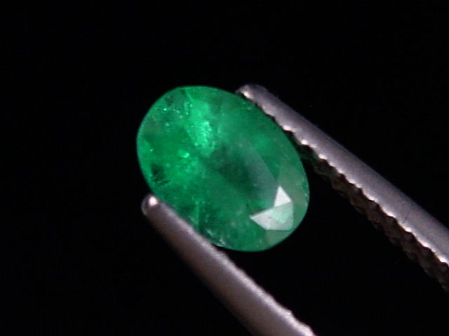 Smaragd 0,73 Ct. feines Grün 6,5 x 4,5 mm Oval Kolumbien