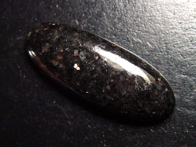 Bronzit 36,60 Ct. Oval Cabochon mit feinem Schimmer