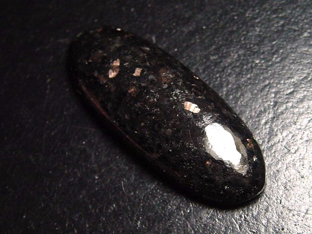 Bronzit 36,60 Ct. Oval Cabochon mit feinem Schimmer