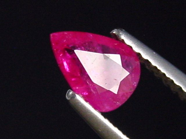 Rubin 0,75 Ct. Tropfen 7 x 5 mm Tansania