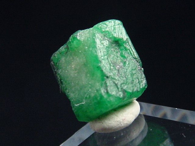 Emerald crystal 10 mm fine green - Muzo, Colombia