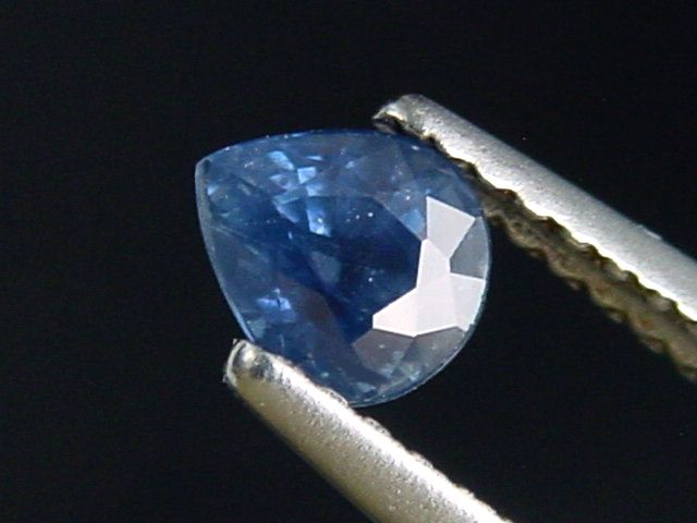 Blauer Saphir 0,64 Ct. Tropfen 5 x 4 mm Sri Lanka