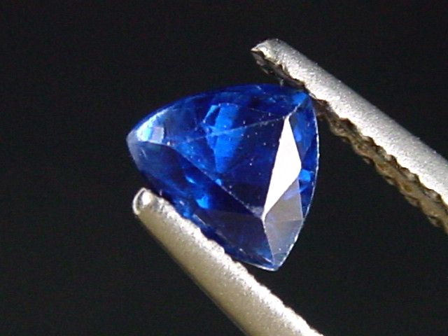 Kyanite / Disthen 0,66 Ct. fine blue trillion