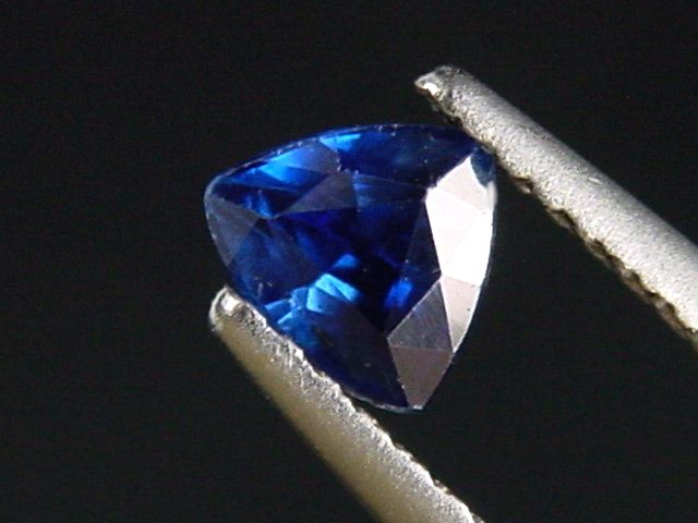 Kyanite / Disthen 0,48 Ct. fine blue trillion