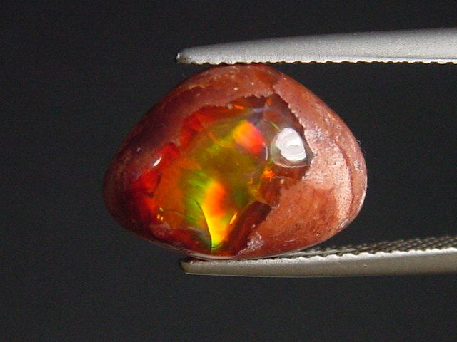 Feueropal 4,17 Ct. mit Farbenspiel Cabochon