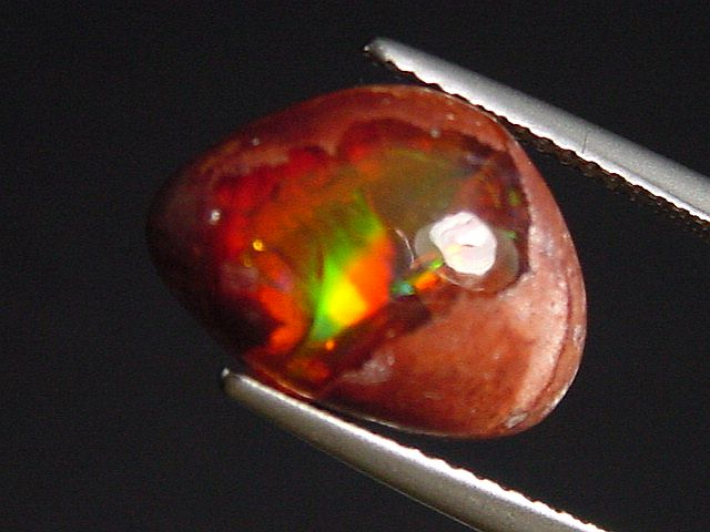 Feueropal 4,17 Ct. mit Farbenspiel Cabochon
