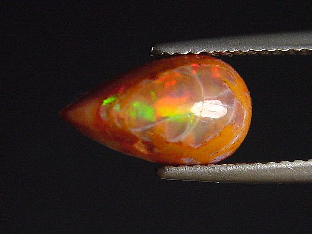 Feueropal 1,91 Ct. mit Farbenspiel Tropfen Cabochon