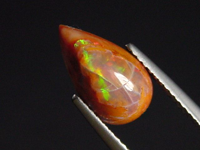 Feueropal 1,91 Ct. mit Farbenspiel Tropfen Cabochon