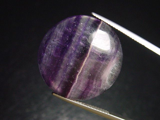 Fluorit 33,47 Ct. violett gebändert Rund Cabochon