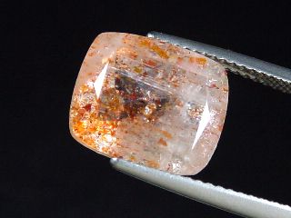 Quartz with Hematite 5,39 Ct. natural confetti inclusions