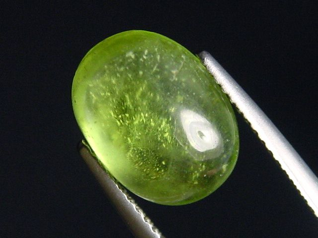 Peridot 5,72 Ct. applegreen oval cabochon