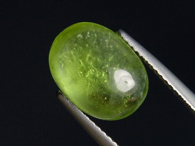 Peridot 5,72 Ct. applegreen oval cabochon