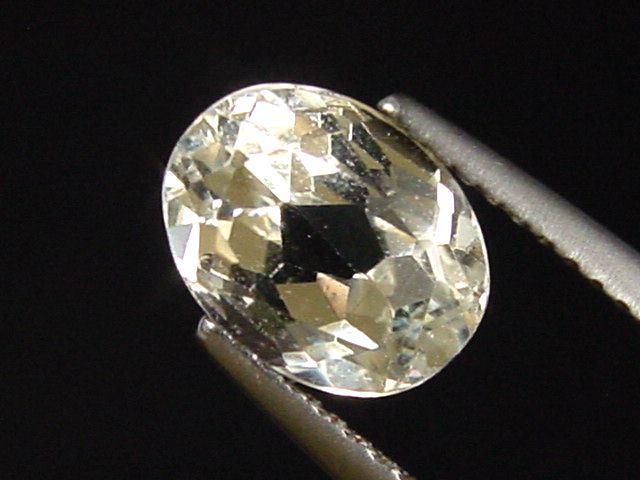 Hiddenit 2,35 Ct. Oval 9 x 7 mm Brasilien