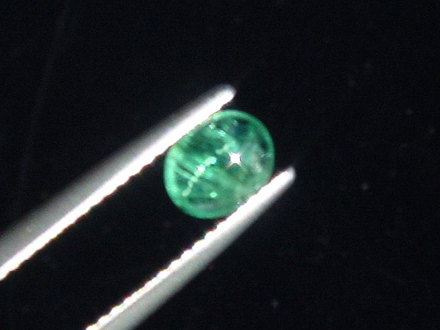 Emerald cat's eye 0,66 Ct. oval cabochon Colombia