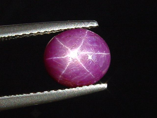Sternrubin 3,29 Ct. feine Qualität 8 x 7 mm Oval Cabochon