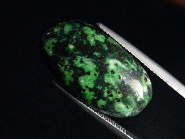 Spotted Jade 20,47 Ct. oval cabochon - Monte Viso, Piemont, Italy