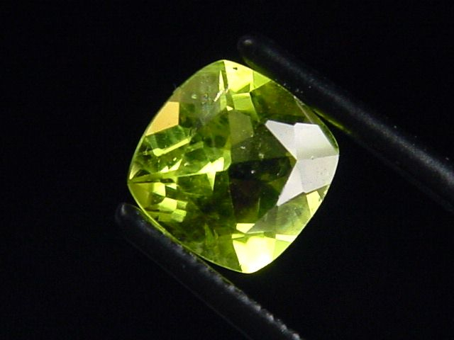 Peridot 1,70 Ct. apple green - 7 x 7 mm cushion cut Sri Lanka