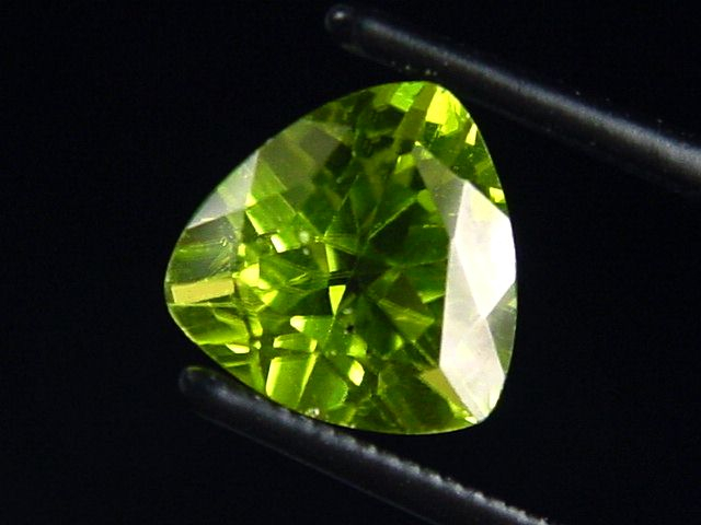 Peridot 3,24 Ct. apple green - 9 x 9 mm trillion Sri Lanka
