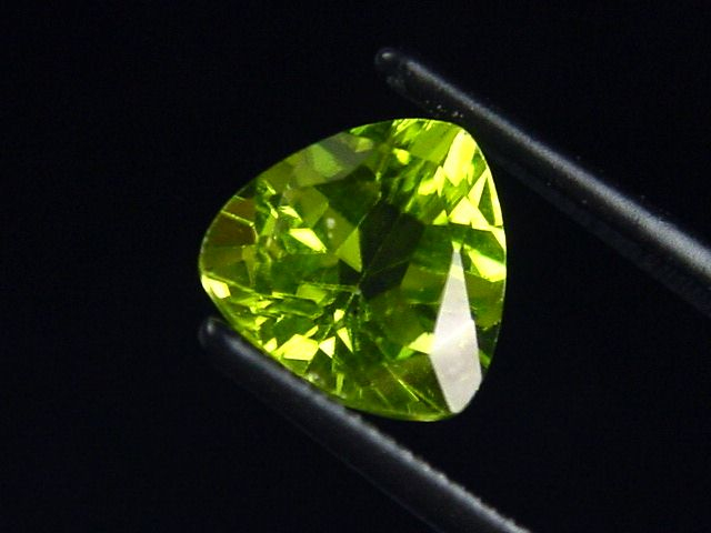 Peridot 3,24 Ct. apple green - 9 x 9 mm trillion Sri Lanka