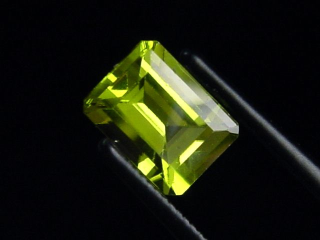 Peridot 1,88 Ct. apple green - 8 x 6 mm octagon Sri Lanka