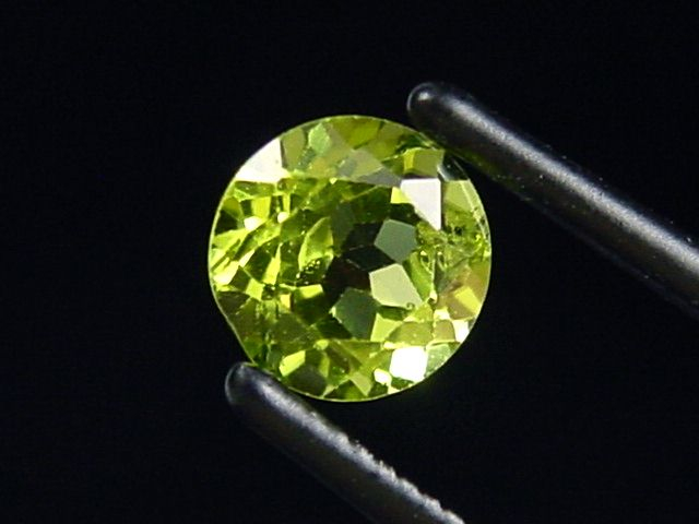 Peridot 1,09 Ct. apple green - 6 mm round Sri Lanka