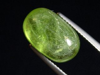 Peridot 9,47 Ct. applegreen - 14,5 x 9 mm oval cabochon