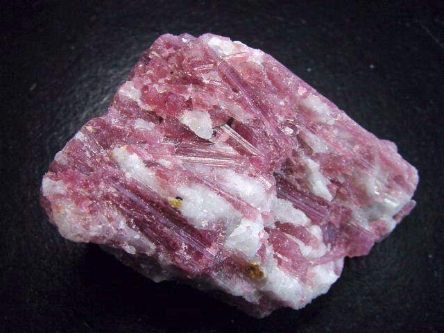 Rubellit Turmalin Stufe 64 mm schön ausgebildete Kristalle - Minas Gerais, Brasilien