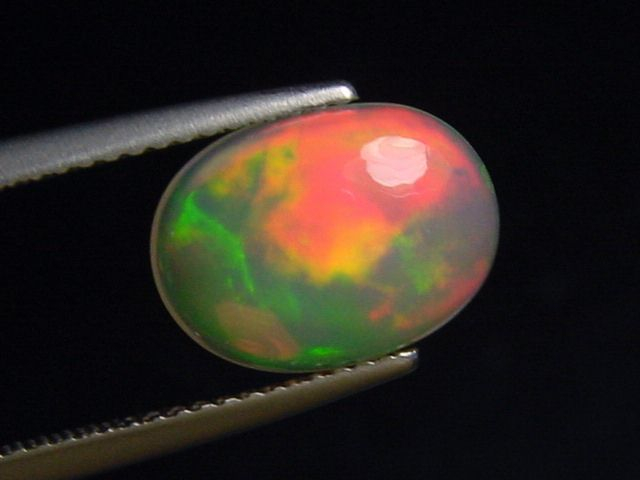 Opal / Edelopal 2,24 Ct. feinste Qualität - 12 x 9 mm Oval Cabochon