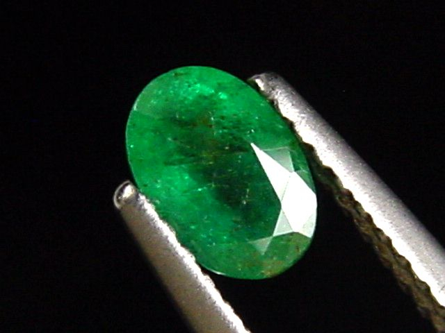 Smaragd 0,55 Ct. feines Grün 6 x 4 mm Oval Kolumbien