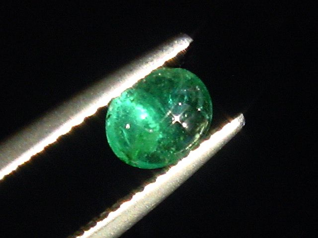 Smaragd Katzenauge 0,65 Ct. Oval Cabochon Kolumbien