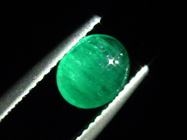 Smaragd 1,14 Ct. feines Grün 7 x 6 mm Oval Cabochon Brasilien