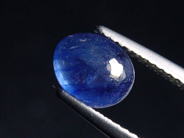 Saphir 2,08 Ct. Oval Cabochon - feines Blau - behandelt Madag.