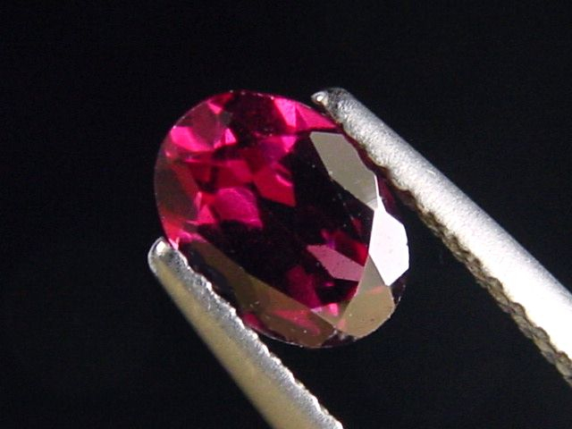 Rhodolite Garnet 1,02 Ct. oval Sri Lanka
