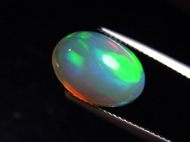 Opal / Edelopal 4,52 Ct. feinste Qualität - 14 x 10 mm Oval Cabochon