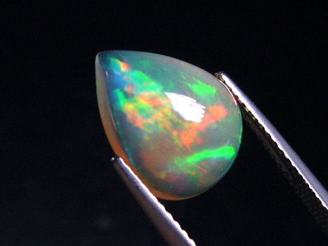 Opal / Edelopal 2,61 Ct. feinste Qualität - 13,5 x 10,5 mm Tropfen Cabochon