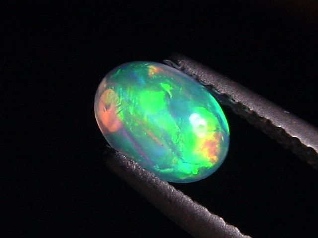 Opal / Edelopal 0,47 Ct. feinste Qualität - 6,5 x 4,5 mm Oval Cabochon