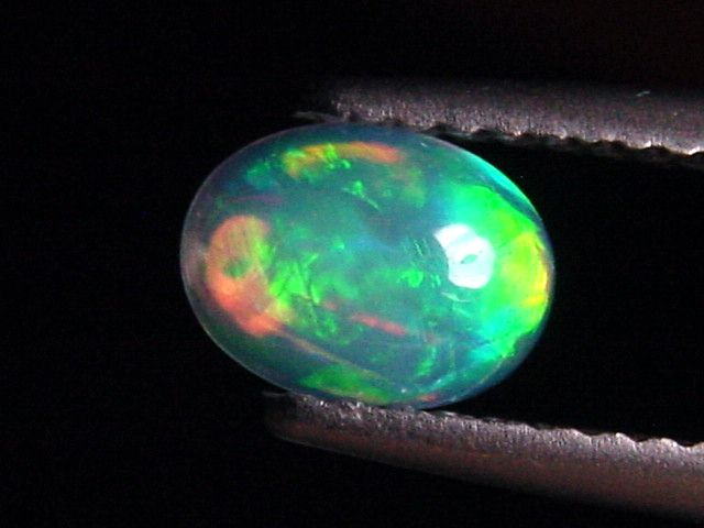 Opal / Edelopal 0,47 Ct. feinste Qualität - 6,5 x 4,5 mm Oval Cabochon