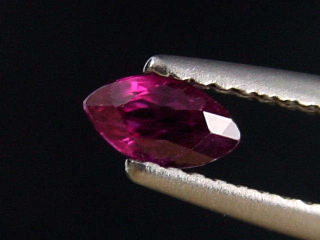 Rubin 0,42 Ct. Navette 5,5 x 3 mm Sri Lanka