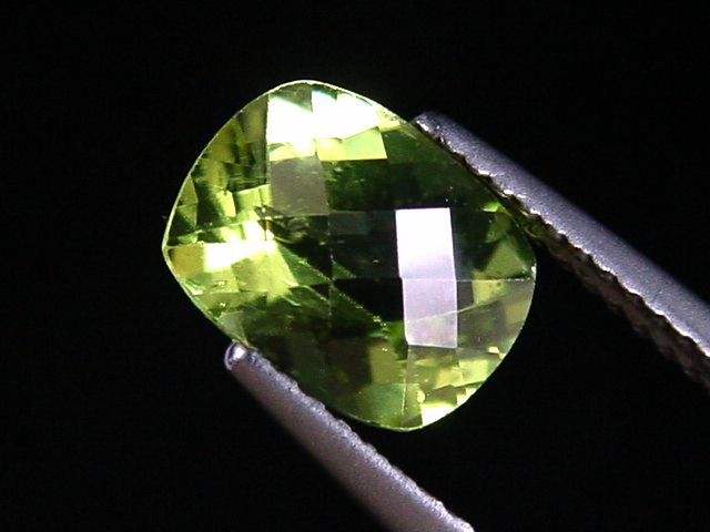 Peridot 2,22 Ct. Apfelgrün - 8,5 x 6,5 mm Antikschliff Sri Lanka