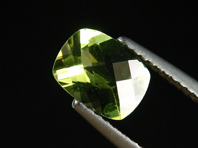 Peridot 1,39 Ct. Apfelgrün - 8 x 6 mm Antikschliff Sri Lanka