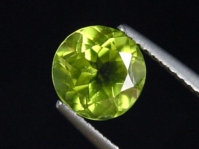 Peridot 2,30 Ct. apple green - 8 mm round Sri Lanka